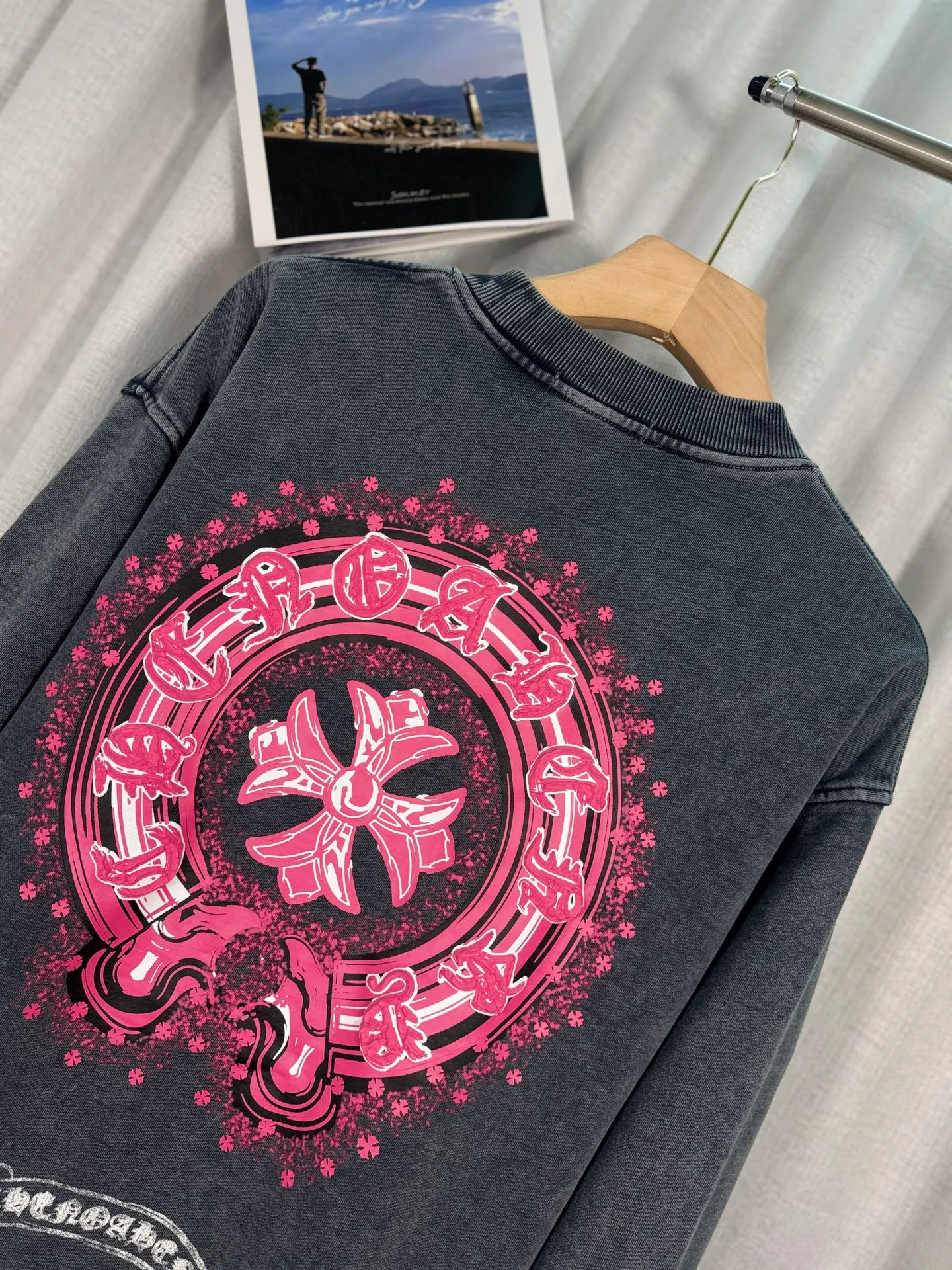 P260 top version, real shot without P, ​​different from market currency) 𝗖𝗵𝗿𝗼𝗺𝗲 𝗛𝗲𝗮𝗿𝘁𝘀/Croxin 2025 3D three-dimensional autumn and winter new original single counter American laser burnt 3D offset printing couple casual sweatshirt 👑The highest version! Customized fabric 430g tripe terry fabric! American acid washed distressed original denim with burnt flowers ✟appliqué embroidery and exquisite embroidery of letters! The best-selling model in the counter, very comfortable to wear. Accessories: original molded and authenticated collar label➕100% silk wash label. Genuine purchase-grade original hangtag➕matching hanging rope➕3D hanging beads➕original packaging bag. Craftsmanship: The original version has consistent wiring! The highest version of the armhole matching technique! Color: Gray Black Size: S M L XL Style No.: 9312